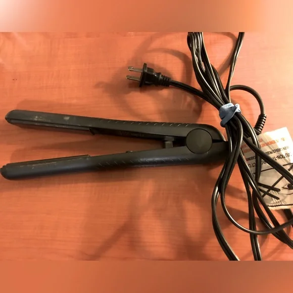 ✨LE BEAUTE CERAMIC FLAT IRON 1.25 INCH 💇🏾♀️ - Picture 3 of 5